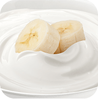 Plain yogurt with banana slices for a gut-friendly breakfast